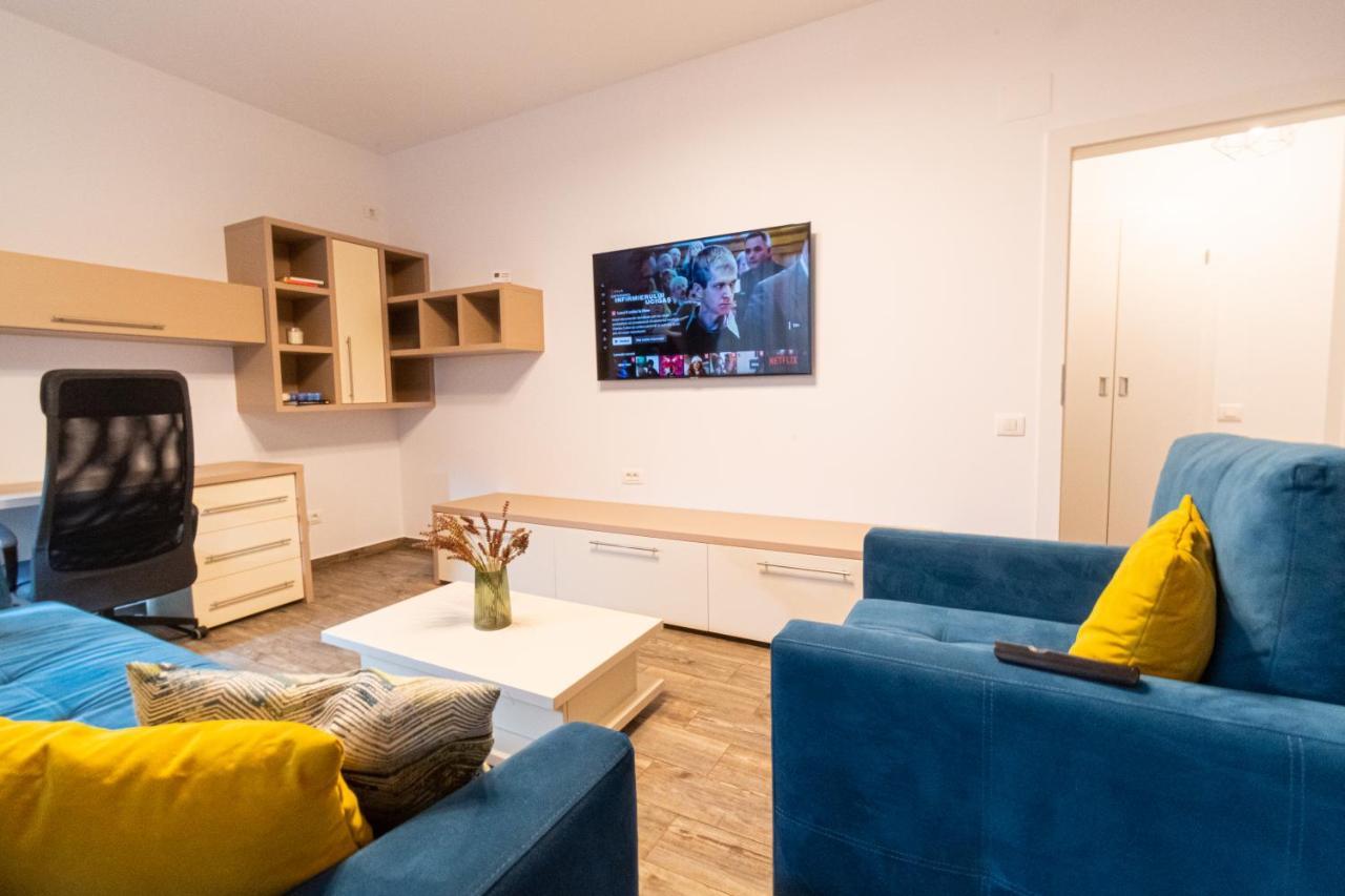 Yan Apartment - Near Mall & Free Private Parking Brasov Luaran gambar
