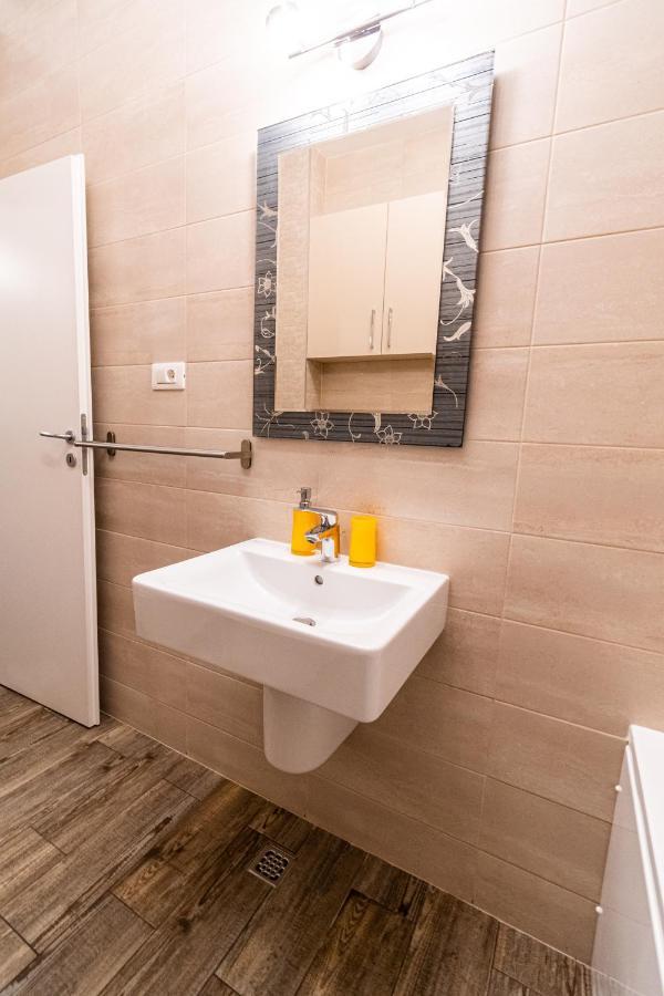 Yan Apartment - Near Mall & Free Private Parking Brasov Luaran gambar
