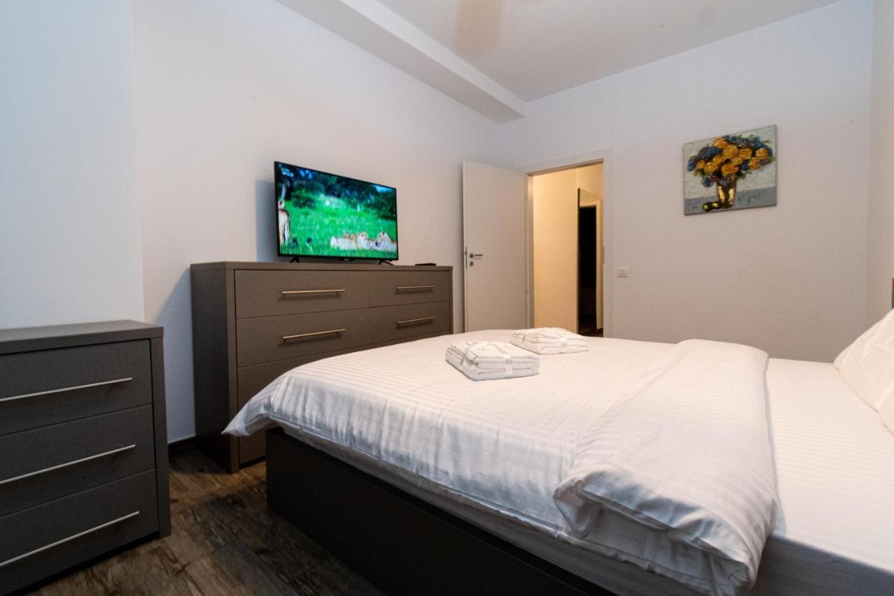 Yan Apartment - Near Mall & Free Private Parking Brasov Luaran gambar