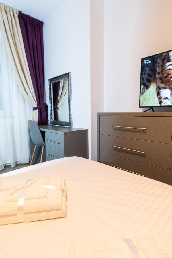 Yan Apartment - Near Mall & Free Private Parking Brasov Luaran gambar