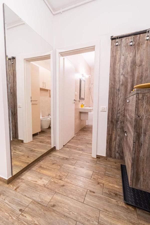 Yan Apartment - Near Mall & Free Private Parking Brasov Luaran gambar