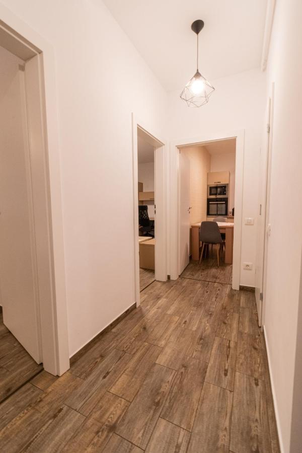 Yan Apartment - Near Mall & Free Private Parking Brasov Luaran gambar