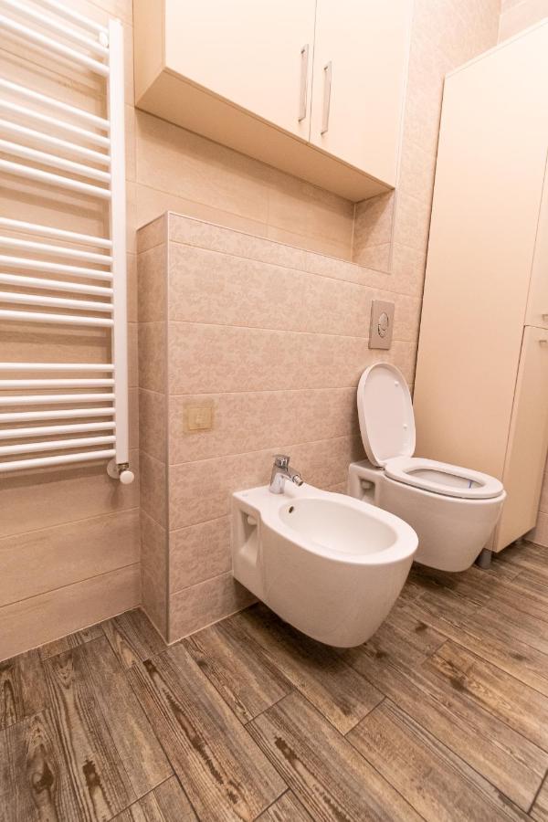Yan Apartment - Near Mall & Free Private Parking Brasov Luaran gambar
