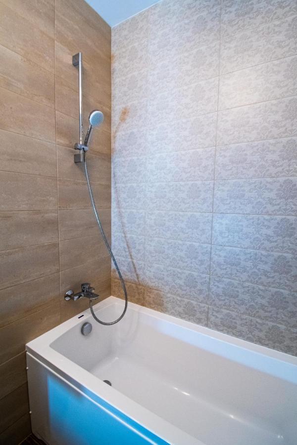 Yan Apartment - Near Mall & Free Private Parking Brasov Luaran gambar