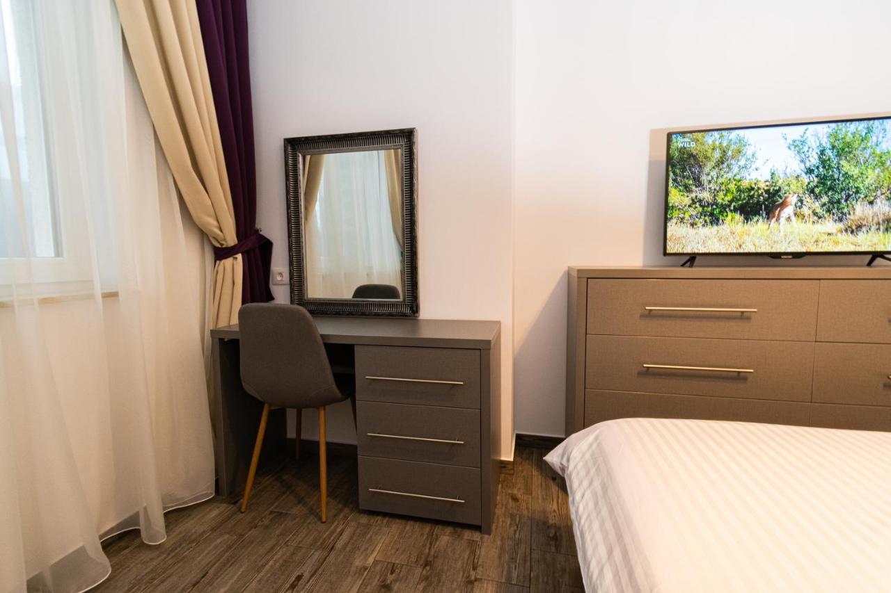 Yan Apartment - Near Mall & Free Private Parking Brasov Luaran gambar