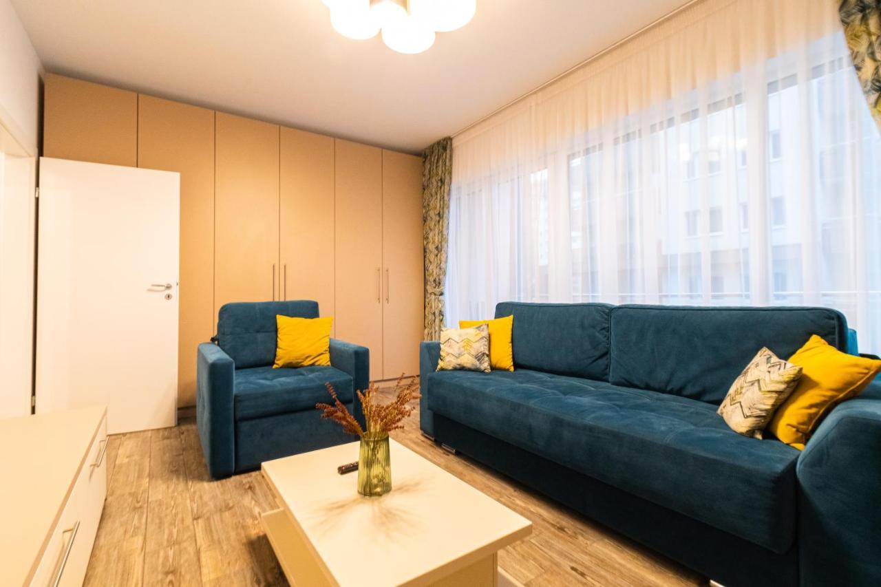 Yan Apartment - Near Mall & Free Private Parking Brasov Luaran gambar