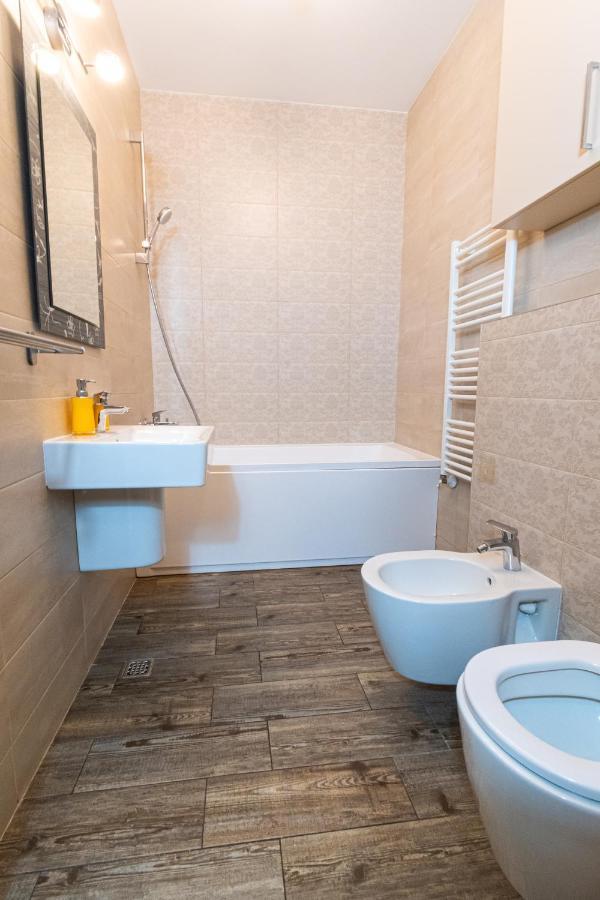 Yan Apartment - Near Mall & Free Private Parking Brasov Luaran gambar