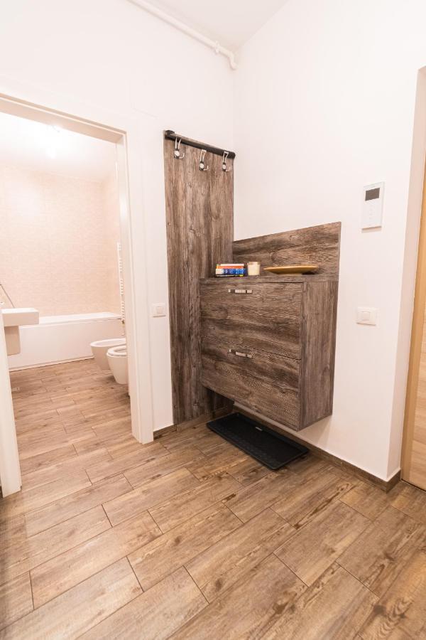 Yan Apartment - Near Mall & Free Private Parking Brasov Luaran gambar